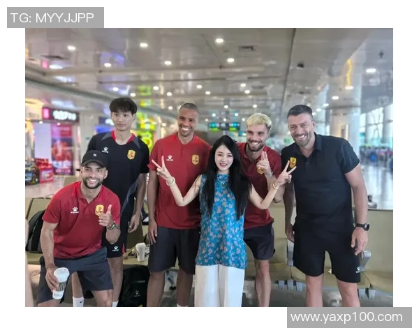 偶遇足球明星的女生瞬间引发热议视频记录了他们的精彩互动与感人时刻